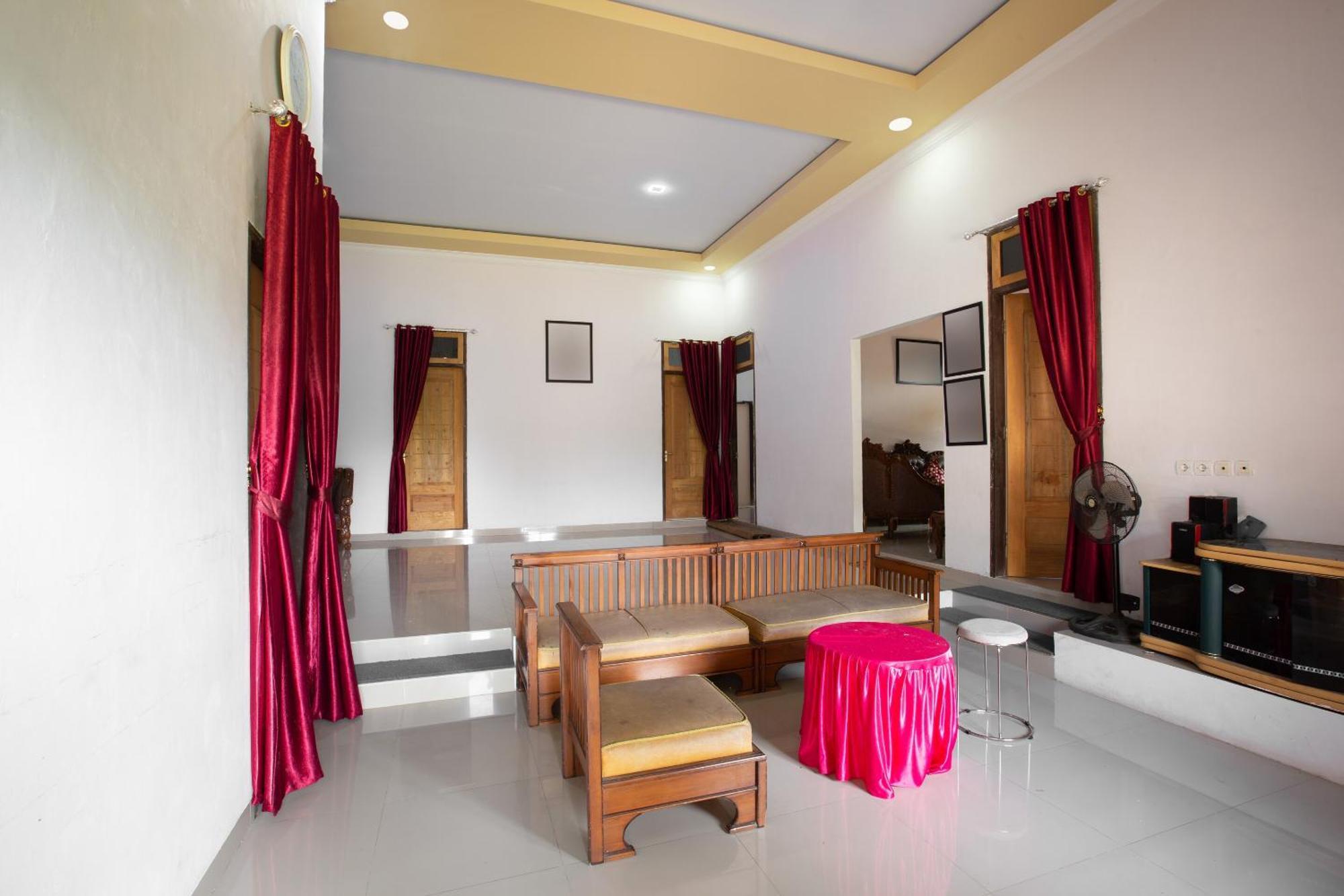 Oyo 92587 Homestay Romauli Kampung Radja Jambi Kültér fotó