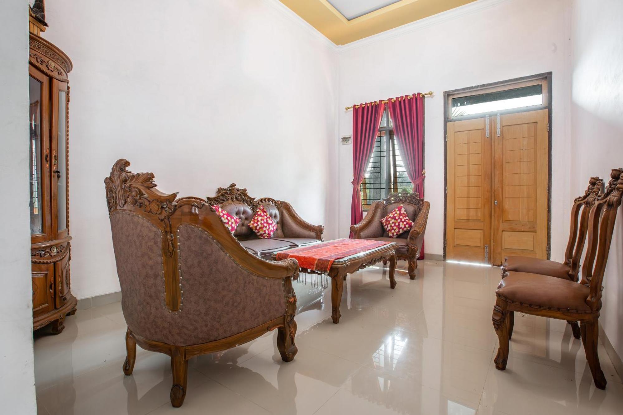 Oyo 92587 Homestay Romauli Kampung Radja Jambi Kültér fotó